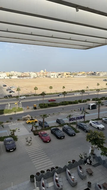 منظر علوي لموقف سيارات حضري وأرض فضاء