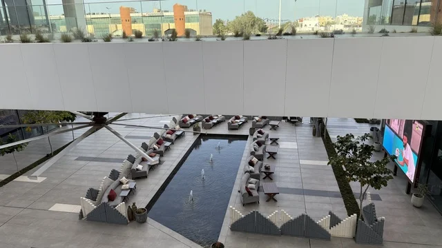 منطقة جلسة خارجية حديثة مع نافورة مياه وترتيبات كنب