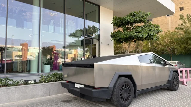 سيارة تسلا سايبرتراك متوقفة أمام مبنى زجاجي حديث