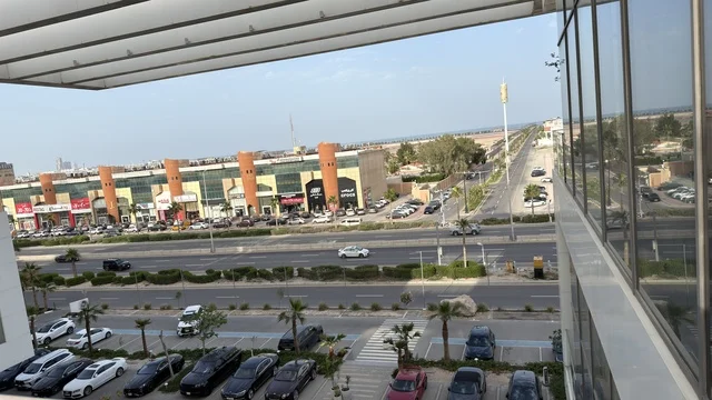 منطقة تجارية ومشهد للطريق الحضري في السعودية