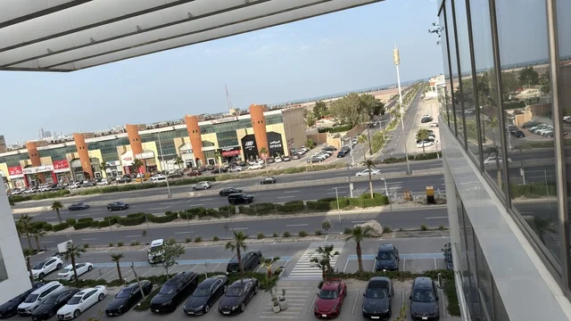 منظور علوي لموقف سيارات وطريق مدينة حضري حديث