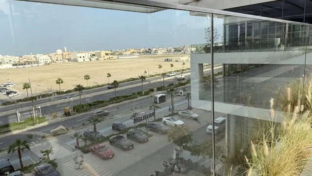 منظر من مبنى حديث لمدينة ساحلية وشارع حضري