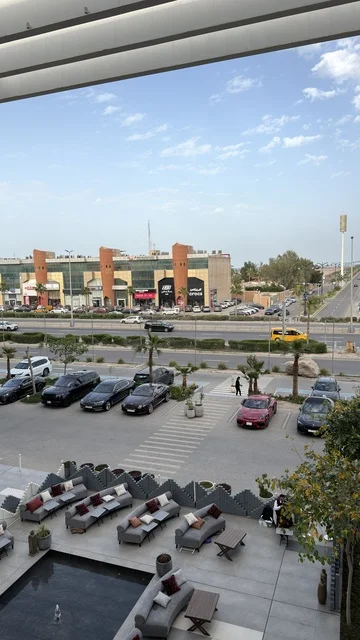 جلسات خارجية حديثة تطل على منطقة تجارية حضرية