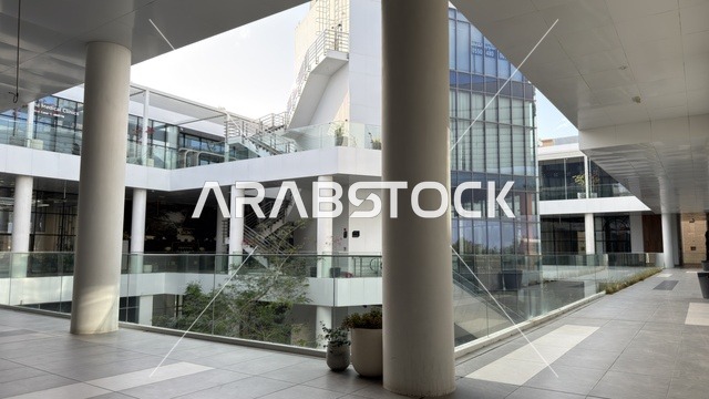 هندسة معمارية لمول تجاري أبيض حديث مع حواجز زجاجية