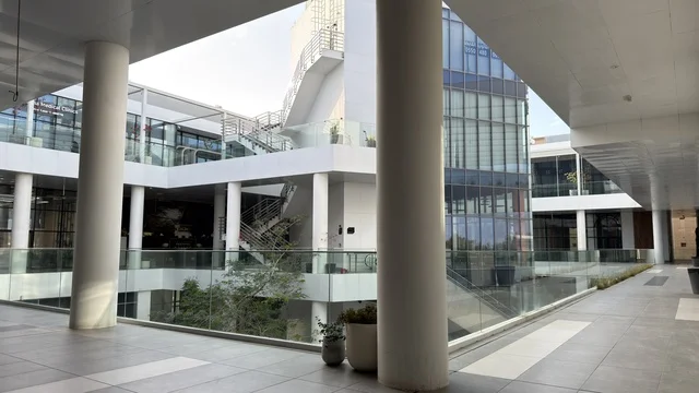 هندسة معمارية لمول تجاري أبيض حديث مع حواجز زجاجية