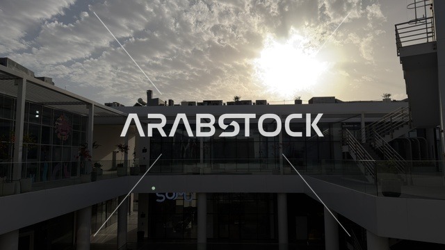 هندسة معمارية لساحة تجارية حديثة تحت سماء مشمسة