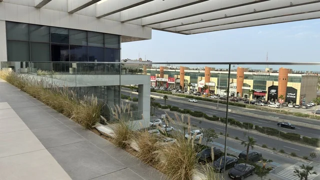 إطلالة حضرية على شارع تجاري ومجمع تسوق حديث