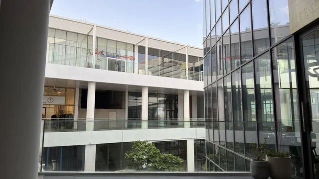 مبنى تجاري حديث بواجهات زجاجية