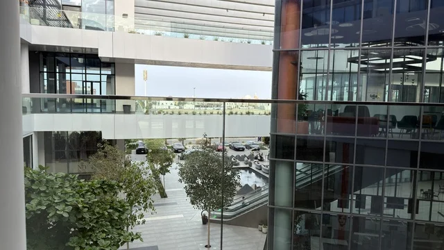 تصميم معماري زجاجي حديث لمبنى تجاري مع فناء