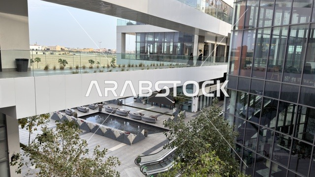 مجمع تجاري حديث متعدد المستويات مع نافورة خارجية