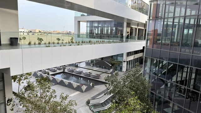 مجمع تجاري حديث متعدد المستويات مع نافورة خارجية