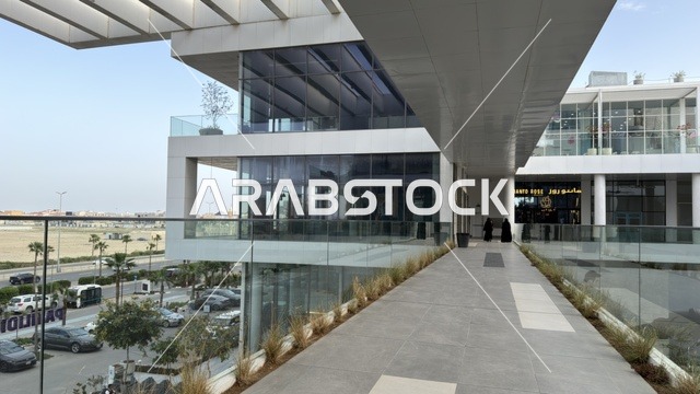 مجمع تجاري حديث بواجهات زجاجية وتصميم معماري