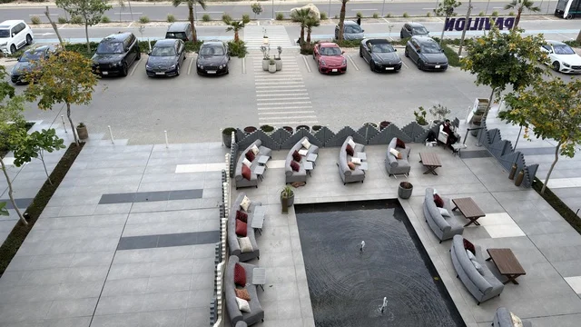 جلسة خارجية حديثة وموقف سيارات فاخرة