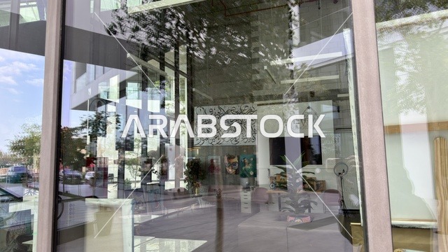 تصميم داخلي لمكتب حديث مع لوحات الخط العربي