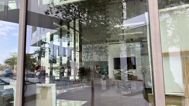 تصميم داخلي لمكتب حديث مع لوحات الخط العربي