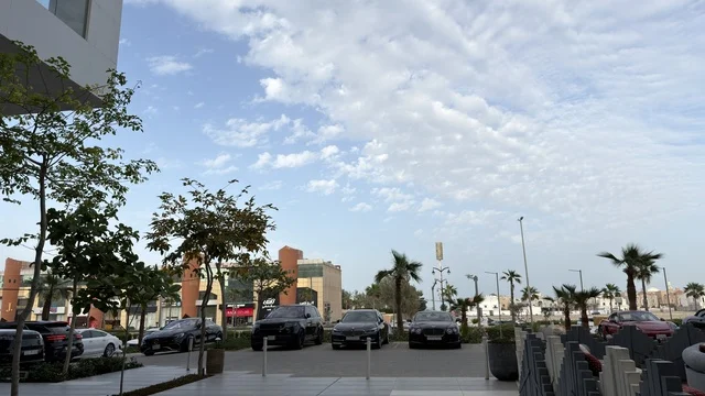 مواقف سيارات في ساحة تجارية حديثة تحت سماء غائمة