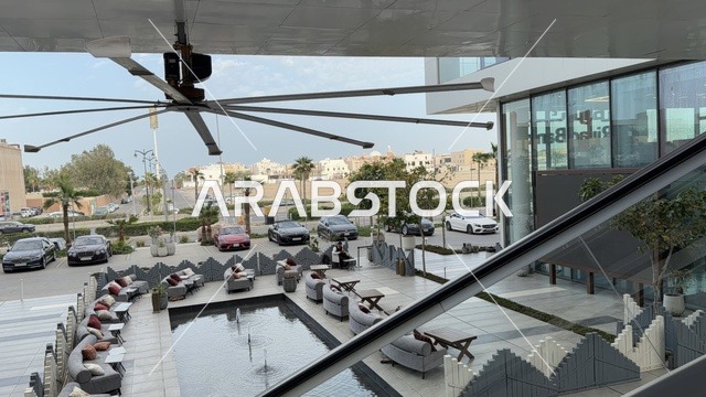 منطقة جلوس خارجية حديثة مع نافورة ومنظر للمدينة بالرياض