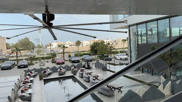 منطقة جلوس خارجية حديثة مع نافورة ومنظر للمدينة بالرياض