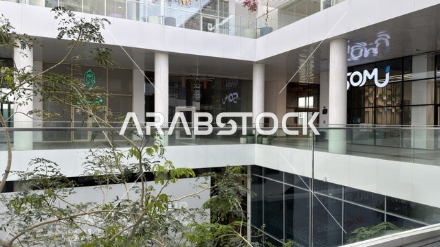 مبنى تجاري عصري متعدد الطوابق بتصميم زجاجي