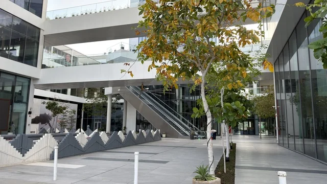 ساحة تجارية حديثة مع هندسة معمارية زجاجية