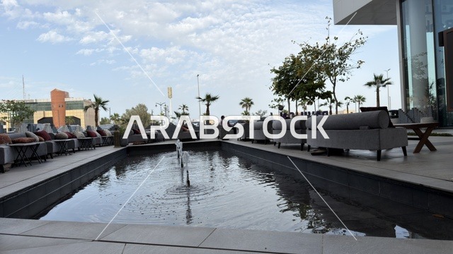 جلسات تراس خارجية حديثة مع نافورة مياه