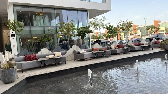 جلسات خارجية حديثة مع نافورة مياه في مجمع تجاري