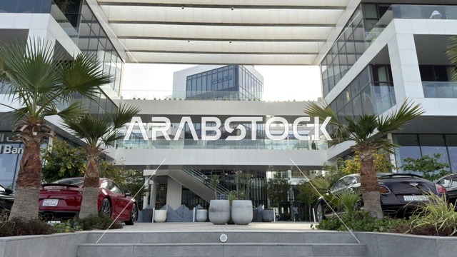 هندسة معمارية تجارية حديثة مع سيارات فاخرة