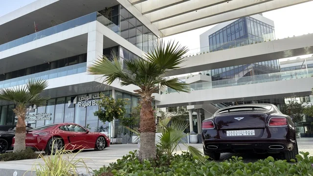 سيارات فاخرة أمام مبنى بنك الرياض الحديث