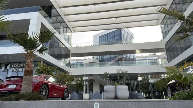 هندسة معمارية لمجمع أعمال حديث في مدينة الرياض