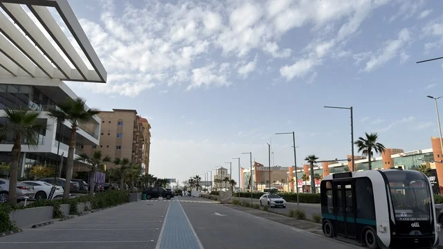 حافلة نقل ذاتية القيادة في منطقة حضرية حديثة