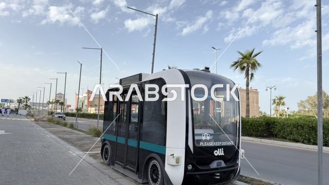 حافلة أولي ذاتية القيادة في طريق حضري