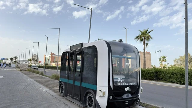 حافلة أولي ذاتية القيادة في طريق حضري