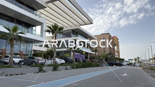 مبنى تجاري حديث مع مواقف سيارات خارجية
