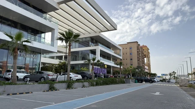 مبنى تجاري حديث مع مواقف سيارات خارجية