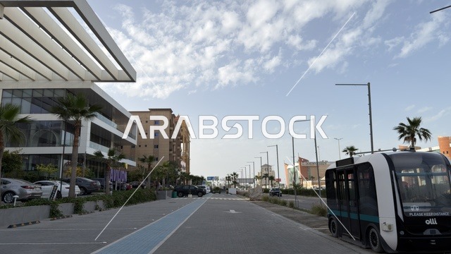 حافلة نقل ذاتية القيادة في شارع حديث بالسعودية