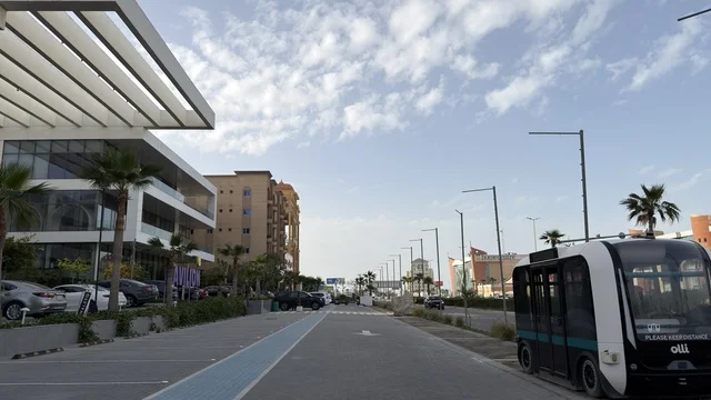 حافلة نقل ذاتية القيادة في شارع حديث بالسعودية حافلة نقل ذاتية القيادة في شارع حديث بالسعودية