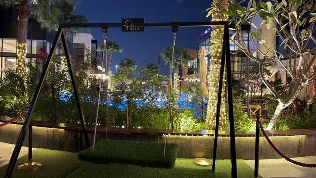 أرجوحة خارجية حديثة في مجمع تجاري ليلاً