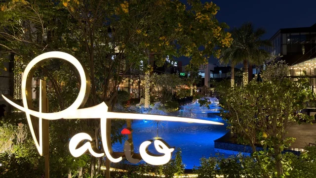 لوحة فناء المضيئة في ساحة خارجية مع إضاءة ليلية