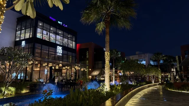 مباني تجارية ومطاعم في الرياض ليلاً