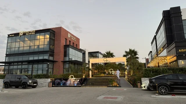 تصميم معماري لمجمع تجاري حديث وقت الغروب