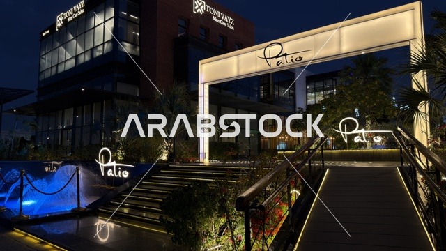 مجمع باتيو التجاري بتصميم حديث في الليل