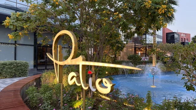 لافتة باتيو في ساحة تجارية خارجية مع نافورة