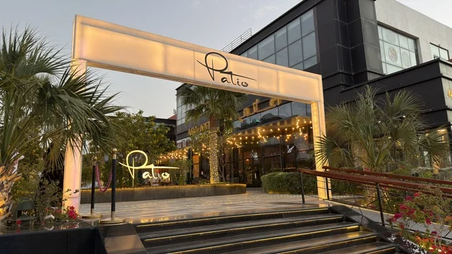 مدخل مطعم باتيو مع بوابة مضيئة وقت الغسق