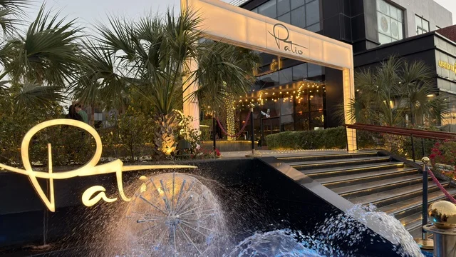 مدخل مطعم باتيو ونافورة مياه وقت الغسق