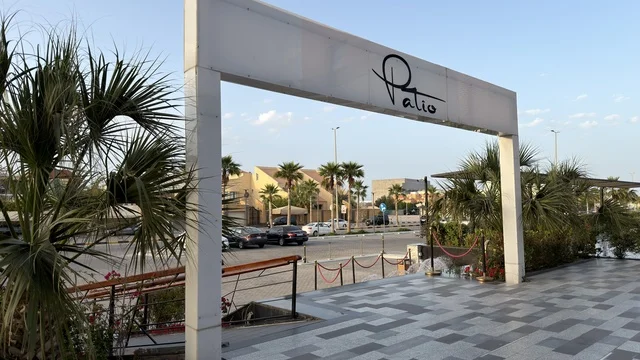 قوس مدخل ذا باتيو في ساحة تجارية خارجية