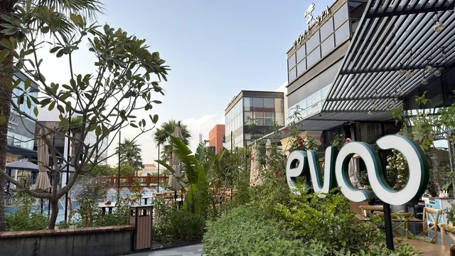 ساحة تسوق ومطاعم خارجية حديثة مع مساحات خضراء