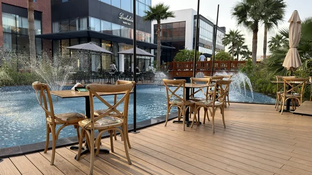 شرفة مطعم خارجية حديثة مع نافورة مياه