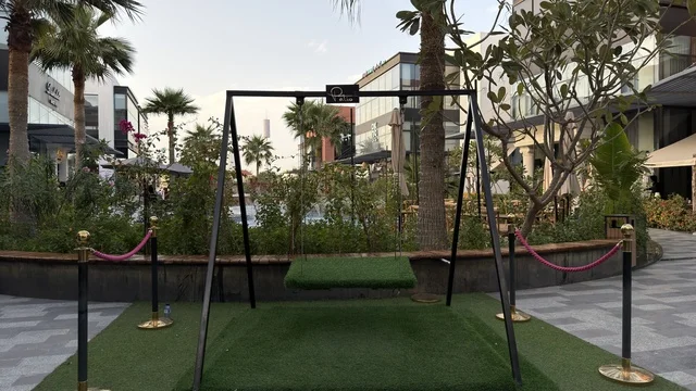 أرجوحة خارجية حديثة في ساحة حضرية معمارية