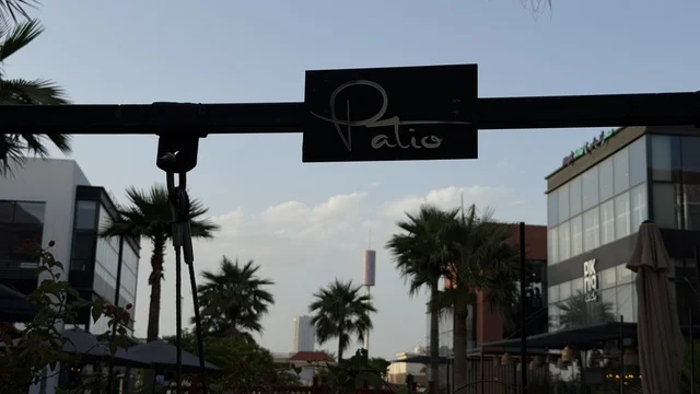 لافتة باتيو السوداء في مجمع تجاري حضري خارجي