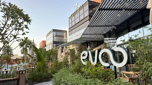 مجمع إيفا التجاري بتصميم معماري حديث ومساحات خضراء